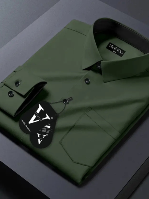 Men Regular Fit Solid Spread Collar Casual Shirt